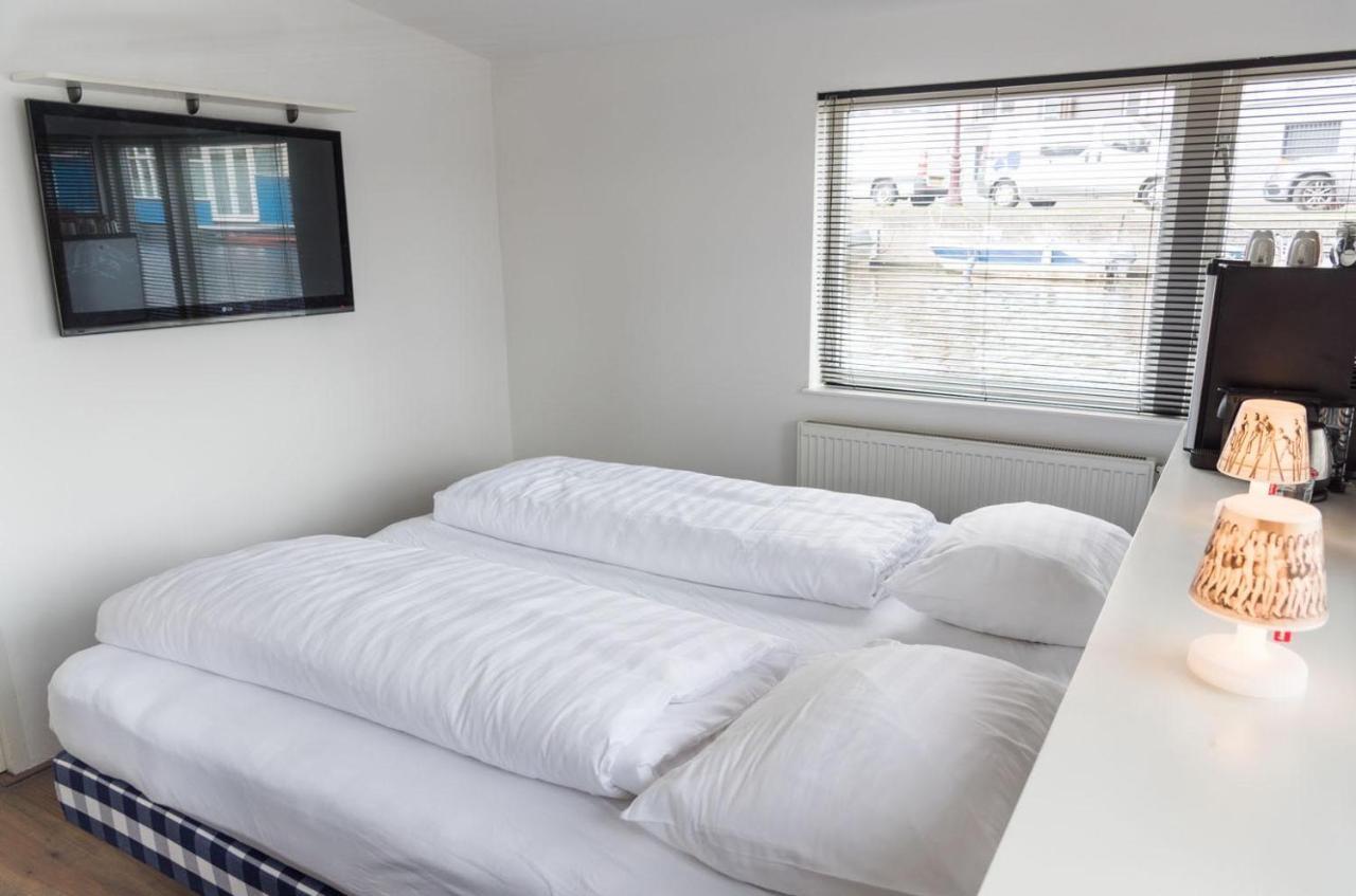 Houseboat Next To Amstel Bed and Breakfast Amsterdam Exteriör bild